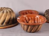 plusieurs types de moules différents sont posés sur une surface blanche