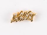 une image montrant un gros plan d'une bague en or sertie de diamants