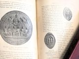 deux livres ouverts sur une table