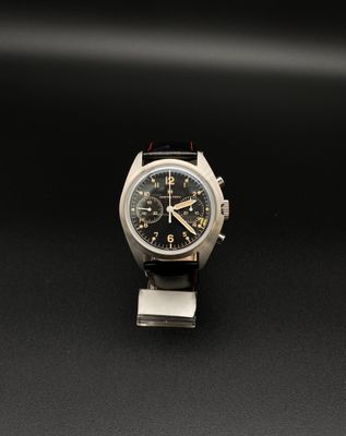 gros plan d'une montre sur une surface noire avec un fond noir