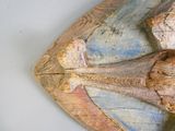 un morceau de bois sculpté en forme de poisson