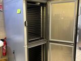 une photo d'un réchauffeur de plats professionnel dans une cuisine professionnelle