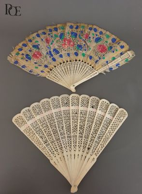 deux éventails chinois ornés de motifs floraux sur fond gris