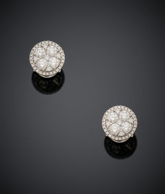 une paire de boucles d'oreilles en diamant, signées Van Cleef