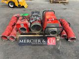 une borne d'incendie rouge posée sur une palette dans un parking