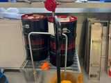 une photo d'une cuisine avec plusieurs tonneaux posés sur le plan de travail