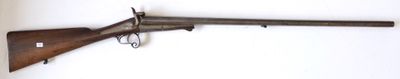 un vieux pistolet accroché au mur d'une pièce blanche