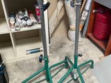 une photo montrant deux supports verts dans un garage
