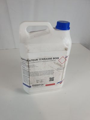 un récipient blanc avec un couvercle bleu posé sur une table blanche