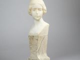 sculpture d'une tête de femme sur une base en marbre