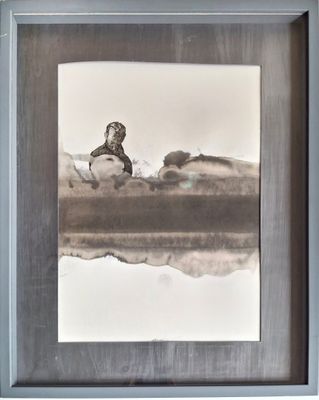 une photo en noir et blanc d'un oiseau perché sur un rocher