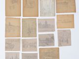 plusieurs morceaux de vieux papier sont disposés sur une surface blanche
