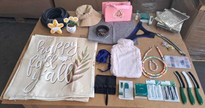 une table sur laquelle se trouvent de nombreux objets