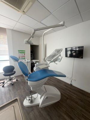 un fauteuil de dentiste au milieu de la pièce