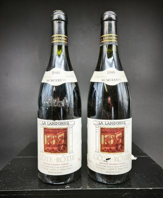 deux bouteilles de vin posées sur une table en bois