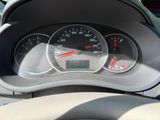 un gros plan du tableau de bord d'une voiture, avec un compteur de vitesse et des jauges