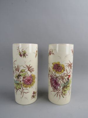 une paire de vases ornés de motifs floraux, posés sur une table