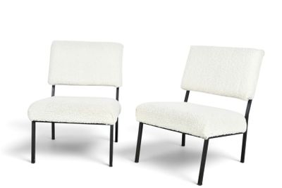 deux chaises blanches aux pieds noirs sur fond blanc