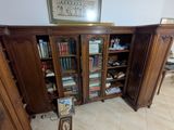 une bibliothèque contenant de nombreux livres dans une pièce