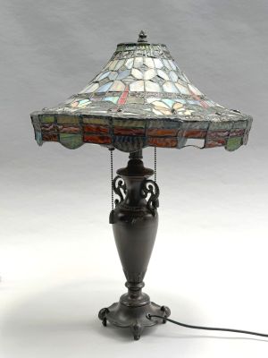 lampe avec un abat-jour en vitrail posé sur un pied en métal