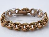 un gros plan d'un bracelet posé sur une table, sur fond blanc