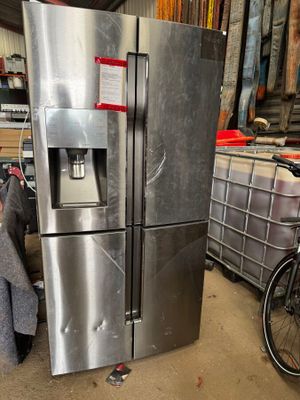 un grand réfrigérateur en acier inoxydable dans un magasin où l'on vend des vélos
