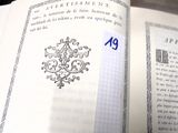 un livre ouvert sur lequel figure l'image d'une croix
