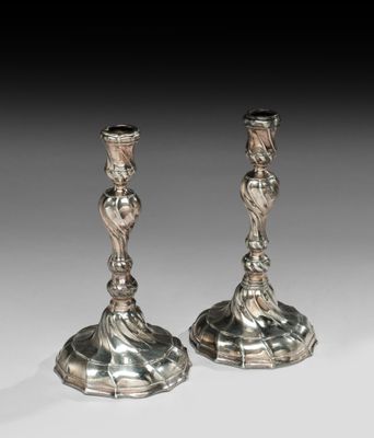 paire de chandeliers anciens en argent sur fond blanc
