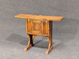 une petite table en bois avec un tiroir