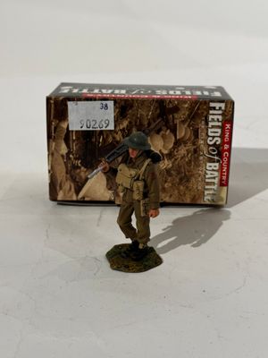 figurine représentant un soldat muni d'un fusil, devant une boîte