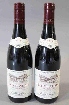 deux bouteilles de vin rouge posées l'une à côté de l'autre sur une table