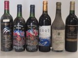 plusieurs bouteilles de vin sont alignées sur une table