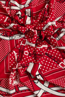 un gros plan sur une écharpe rouge et blanche à pois blancs