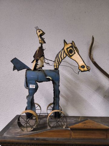 Sculpture en métal polychrome, cavalier sur son cheval à roulette...