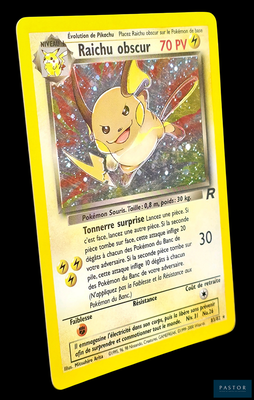 une carte Pokémon jaune sur laquelle figure l'image d'un Pikachu