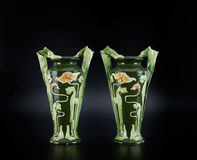 une paire de vases verts ornés de fleurs jaunes sur fond noir