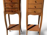une paire de tables de chevet en bois, dotées de tiroirs et d’une étagère de chaque côté