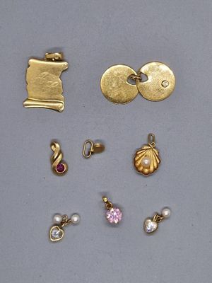 les nombreux types de bijoux qui se trouvent sur la table