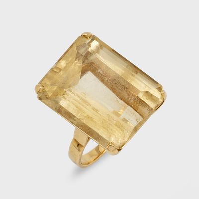 un gros plan d'une bague en or sertie d'une citrine facettée