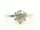 gros plan d'une bague en diamant sur une surface blanche