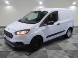 la camionnette blanche est garée sur un sol carrelé en damier
