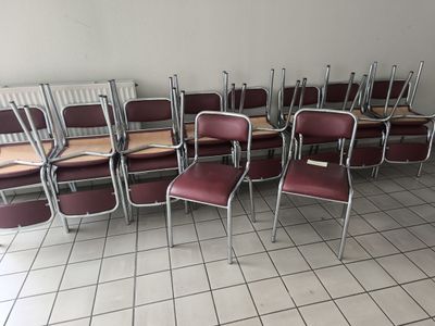 18 chaises en skaï rouge et structure chromée.