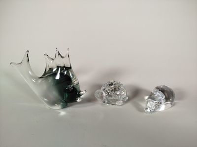 trois morceaux de verre posés sur une surface blanche