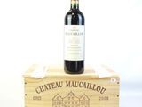 une bouteille de vin posée sur une caisse en bois