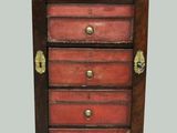 une commode ancienne en bois avec des poignées en laiton