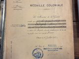 une pile de papiers posée sur une table en bois