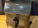 une image représentant une petite boîte en métal posée sur une table en bois