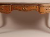 une petite table en bois surmontée de deux tiroirs