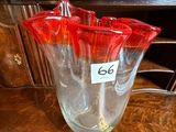 un vase en verre posé sur une table, avec une étiquette de prix dessus