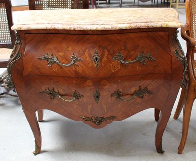 une commode en bois avec un plateau en marbre